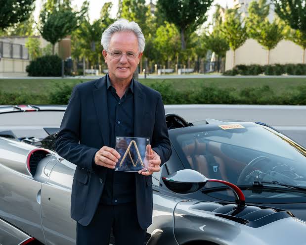 horacio pagani con auto detras